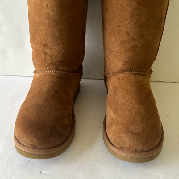Preowned women Ugg boots size 9 
Ugg S/N 5815 - Picture 7 of 11